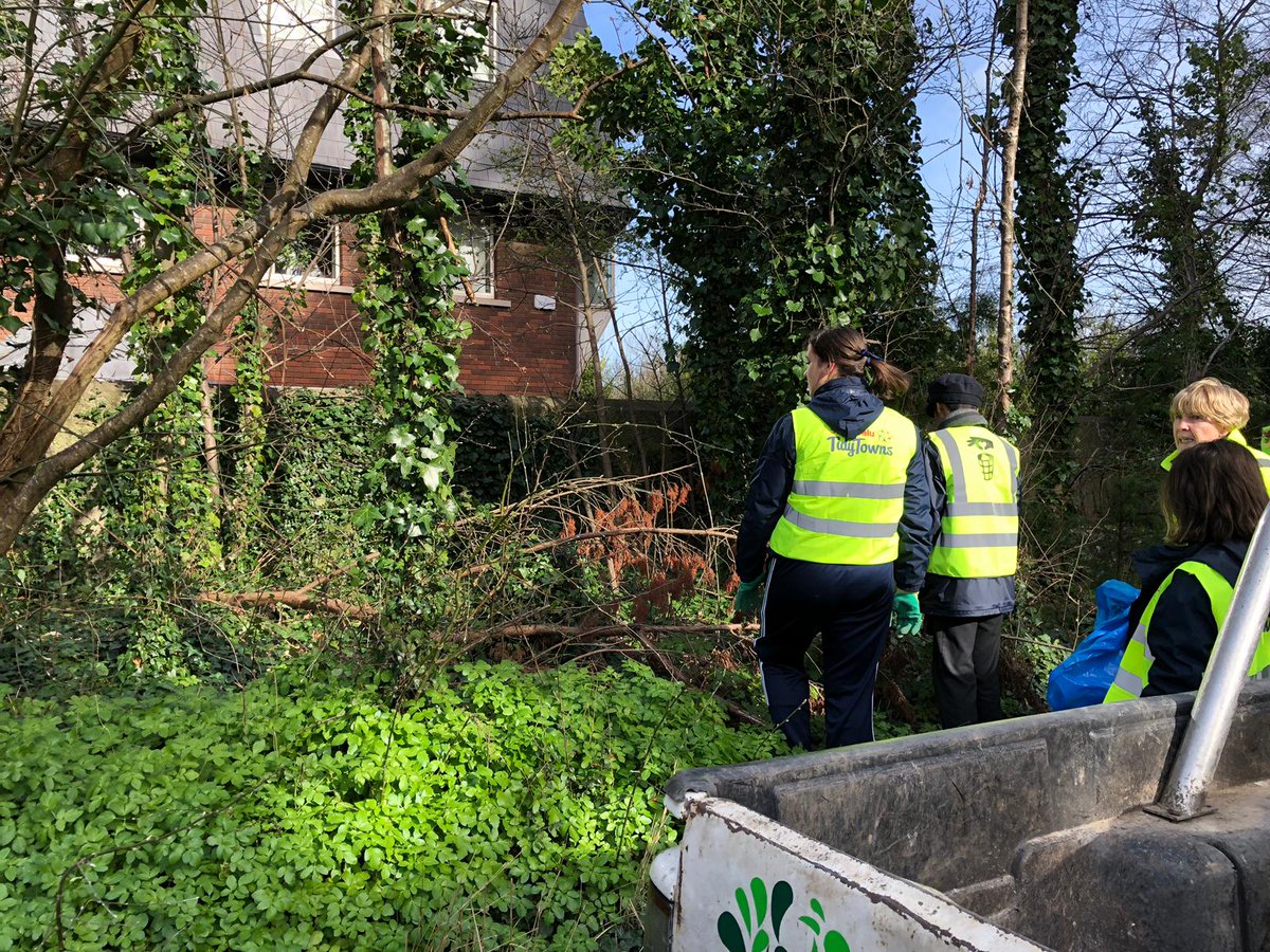 CabinteelyTidy's tweet photo. Thank you to the students and their teacher from the Green Schools Committee of @Cabinteely_Cs who helped us to clear the bed outside @Downsyndromecen  today. All ready now for new planting by @LandArt_ . #cabinteelytidytowns #communityworkingtogether https://t.co/VnahX9MAzf