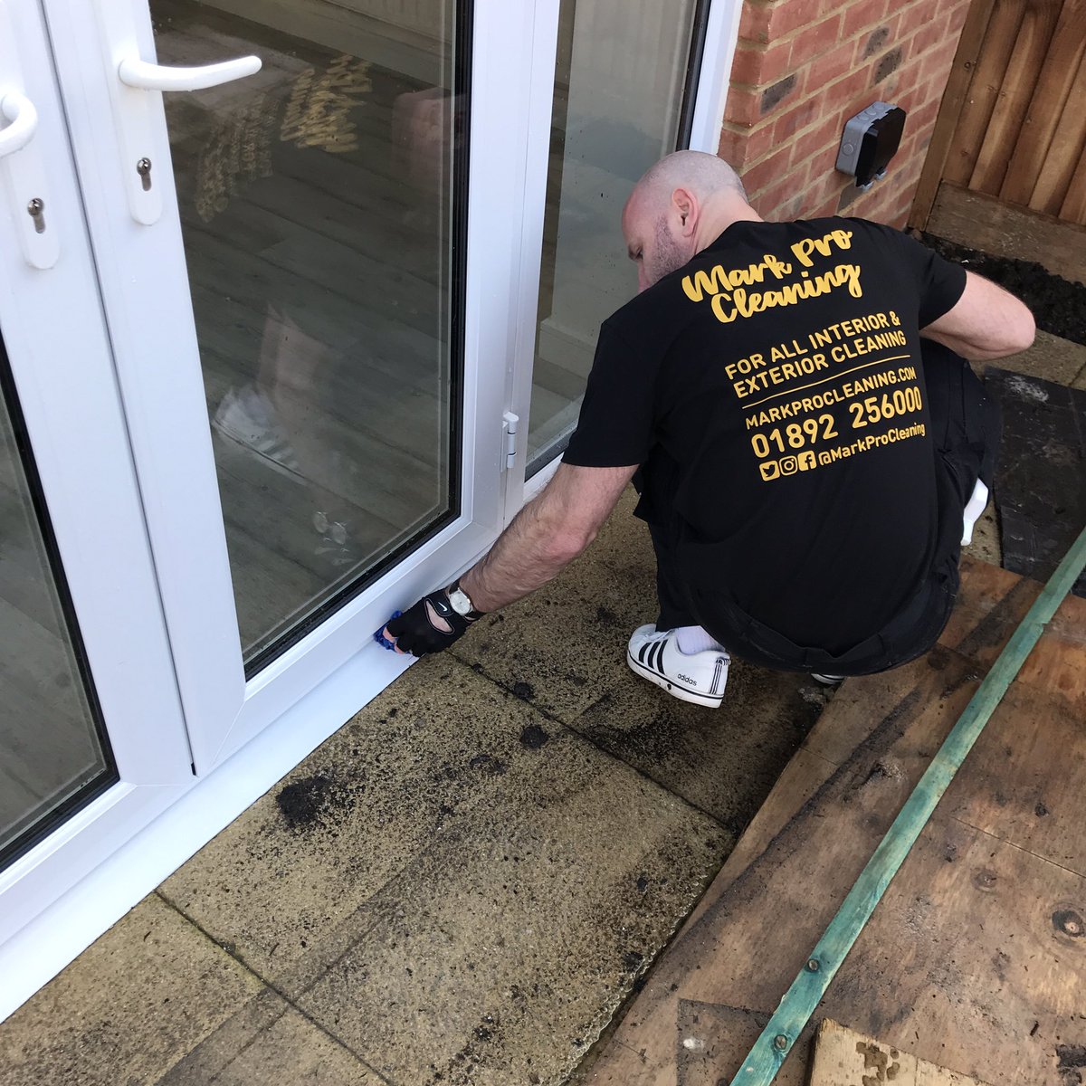 MarkProCleaning's tweet photo. Not just sparkling windows but frames and sills too! #windowcleaning #cleaning #TunbridgeWells #HolboroughLakes https://t.co/BoiQVuz376
