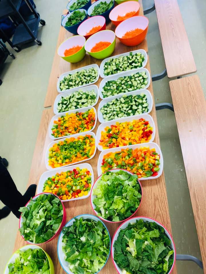 newminaselem's tweet photo. Thanks to our Farm to School volunteers for providing 334 students with a fresh salad made with local produce. https://t.co/o4D46nogd1
