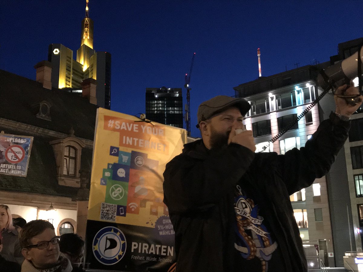 PiratenHessen's tweet photo. Unser EU-Kandidat @dichter redet grade bei der #artikel13demo in #Frankfurt vor rund 1000 #Bots!
#Artikel13  #Uploadfilter https://t.co/7YJPHuA5cD