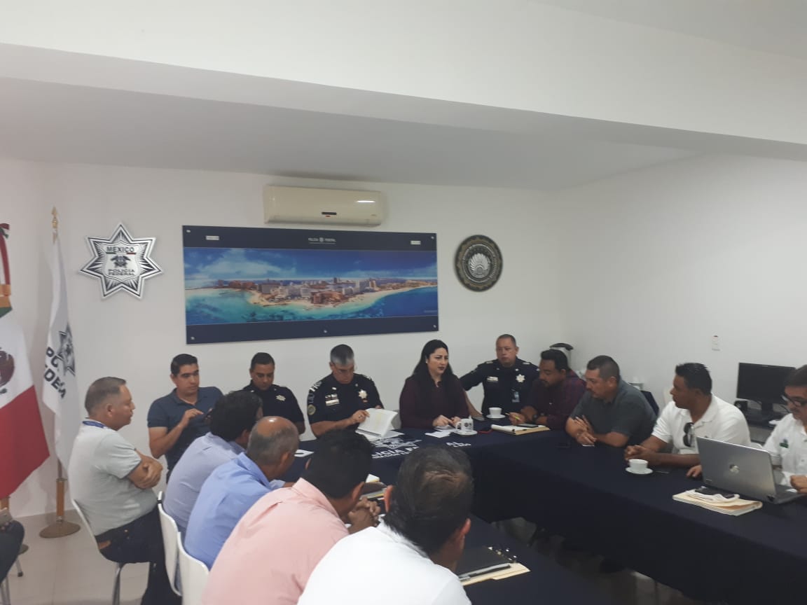 imoveqroo's tweet photo. El Instituto de Movilidad del Estado de Quintana Roo, la Policía Federal, la Secretaría de Comunicaciones y Transporte, y el gremio de transportistas llevan a cabo primera reunión mensual, en beneficio de la movilidad turística que visita el Estado.
#MovilidadParaTodos
#Turismo https://t.co/QgeKo6GkQI