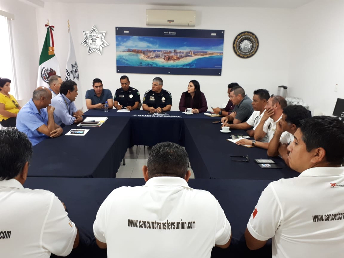 imoveqroo's tweet photo. El Instituto de Movilidad del Estado de Quintana Roo, la Policía Federal, la Secretaría de Comunicaciones y Transporte, y el gremio de transportistas llevan a cabo primera reunión mensual, en beneficio de la movilidad turística que visita el Estado.
#MovilidadParaTodos
#Turismo https://t.co/QgeKo6GkQI