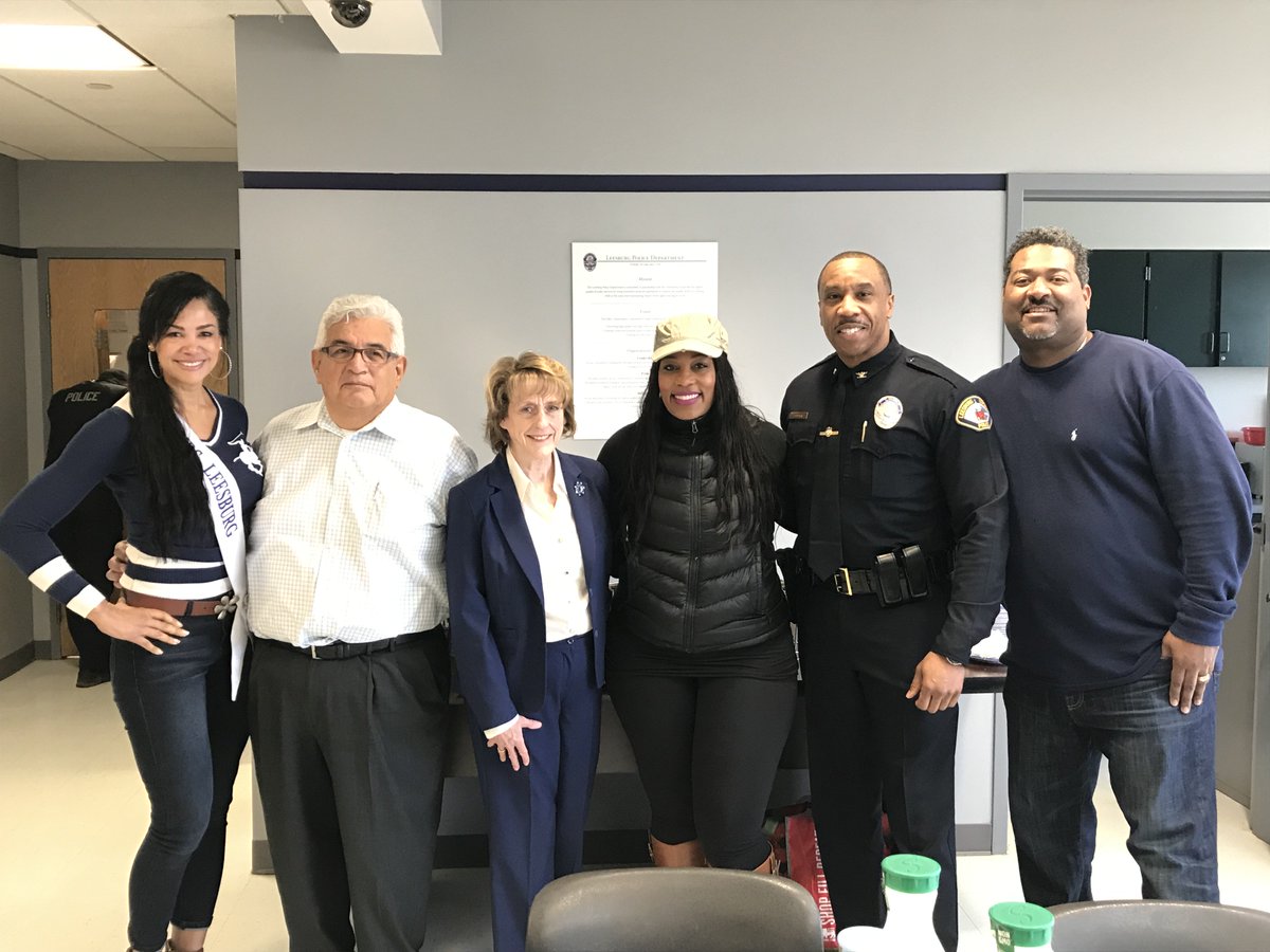 LeesburgPolice's tweet photo. Kim &amp; Reggie Evans catered an amazing lunch 4 @LeesburgPolice. Meal was personally prepared by Kim Evans, of Generations Gourmet. We are enormously thankful for your kindness, generosity, &amp; MACARONI&amp;CHEESE! @TownofLeesburg #MayorBurk,@MartyMartinez02 ,@mrswestphal also joined us! https://t.co/FkanXX0WMb