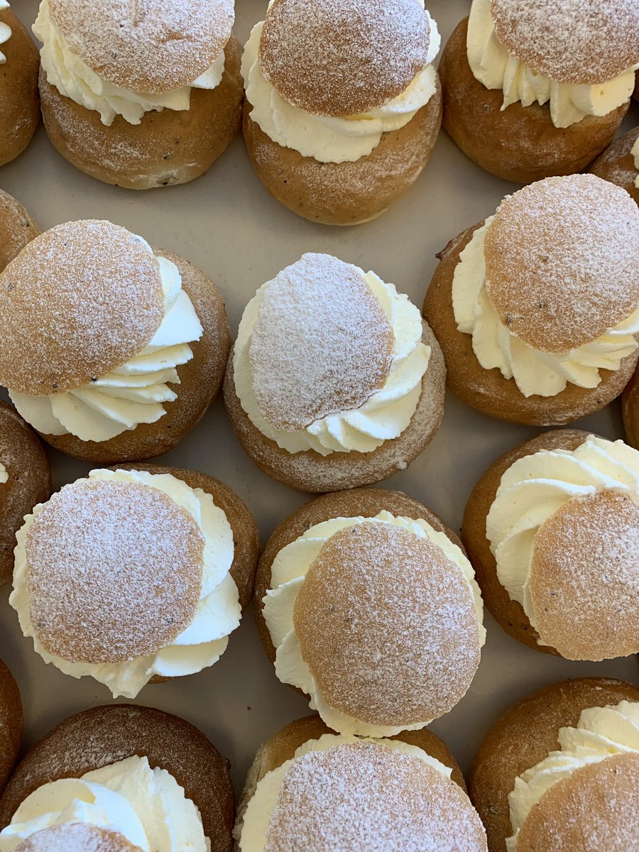 JennieGrusell's tweet photo. Söta bullar, till alltid positiv och klok personal.
Gött att lyssna till ett mumsande och skrattande personalrum.
#temlor #uppmuntran #fettisdagen https://t.co/TIt2ajujvo