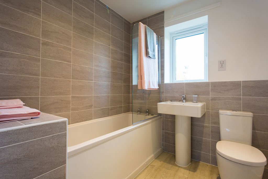 Only 6 homes remaining at our Hesketh Place development in #Lowton 🏡 3 bedroom semi-detached homes from £60,375 through #sharedownership.

Homes feature:
✅ Modern fitted kitchen and bathrooms
✅ Two parking spaces per home
✅ Spacious rear gardens

ow.ly/27Ic30nVM9M