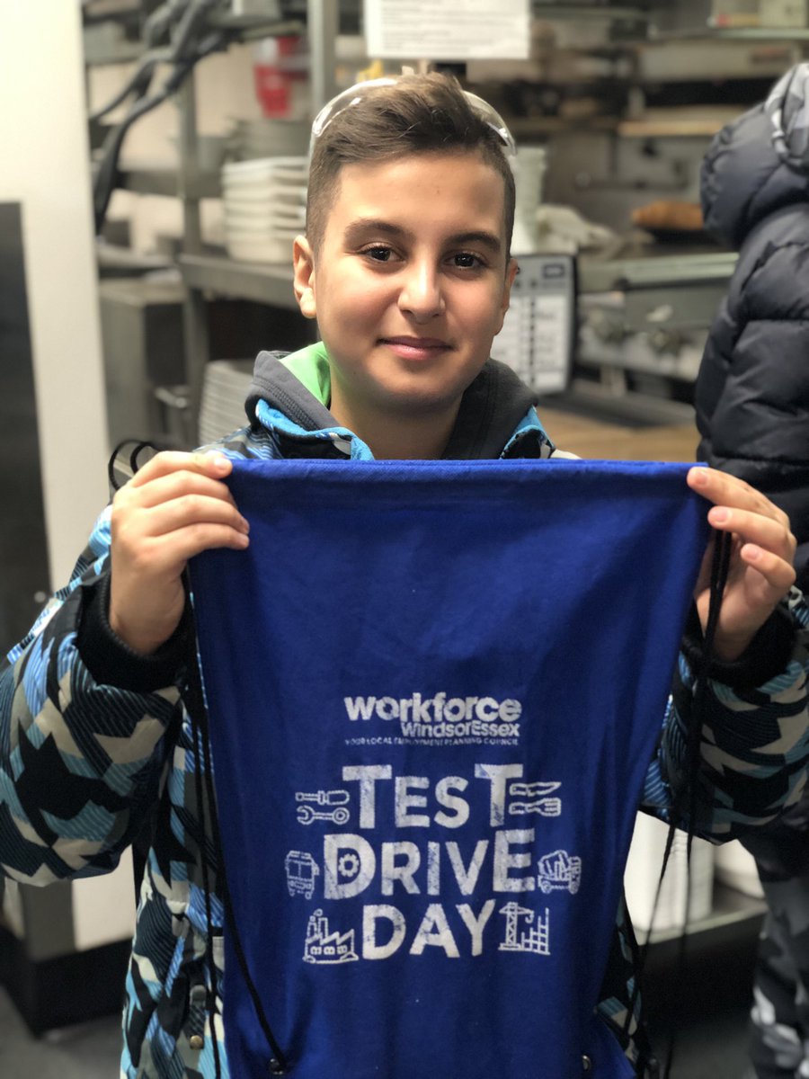 EssexGolfCC's tweet photo. #testdriveday2019 @CscProvidence grade 7 students from Ste Therese @tomsito79 @essexhighschool grade 10 students #YQG https://t.co/1cTFuoXGbO