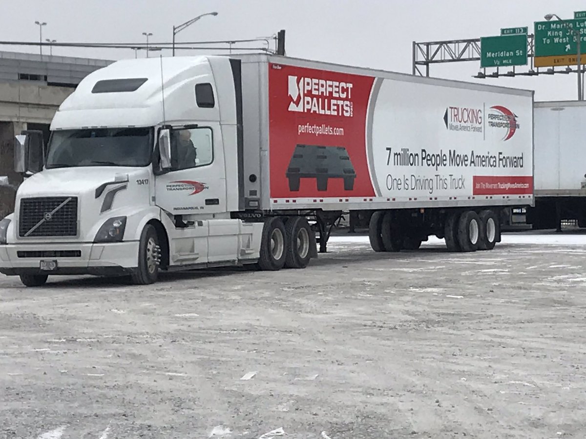 perfecttrans's tweet photo. New @TruckingFWD trailer wrap hittting the street today! #Drivers moving America forward with recycled #plasticpallets! https://t.co/ppqSk146Gq