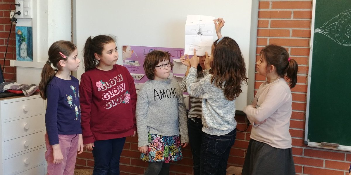 FGNeus's tweet image. A #2PRI fem #exposicions sobre els #5sentits. A poc a poc aprenem a parlar davant del públic! #oralitat