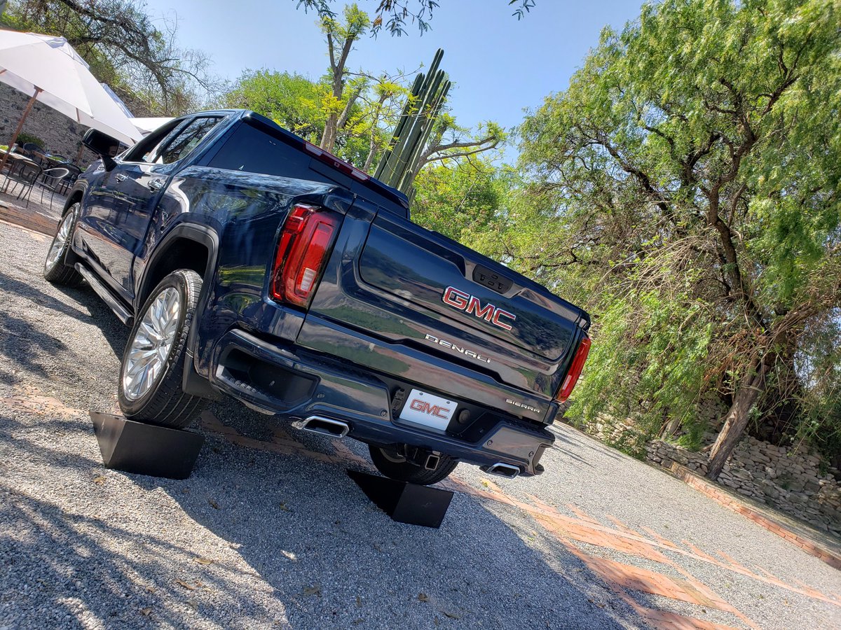 AutosMemoLira's tweet photo. Hoy manejamos la nueva #GMCSierra en México. @GMCmexico #SierraGorda #Querétaro @OnStarMexico Historia de 116 años. #ProfessionalGrade 164 kg menos de peso. V8 6.2L 420 HP transmisión de 10 vels. Para la versión #Denali #MultiProTailGate https://t.co/798sxsiTDr