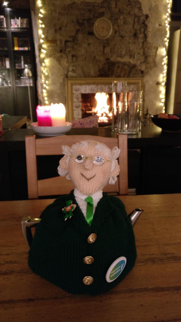 EdwardJCasey's tweet photo. I was asked recently about whether or not I use my #MichaelT tea cosy. The answer is every day! @UCDSBES @ucdEvolGarden @UCDEarth @ucdplantsci @HarriRB @gwyniemac @AislingBReilly1 @hannah_wht @tileyanna @doohancropslab https://t.co/HHBCBtEXeW