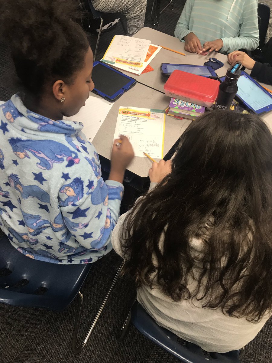 MsCombsSE's tweet photo. Students as teachers just warms my heart!!! 🥰 @MTEUSD202 https://t.co/gTDYXYfZME
