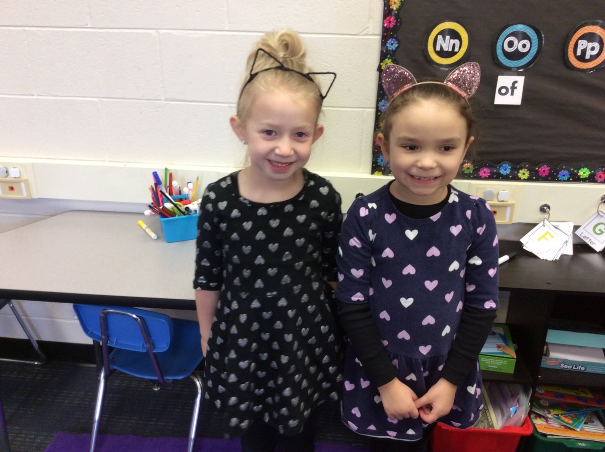 AshlineKelly's tweet photo. Kindergarteners and first graders on #twinday at Roy DeShane School! Students showed #spikestyle and earned this special day :) https://t.co/YYvRFbYdzk