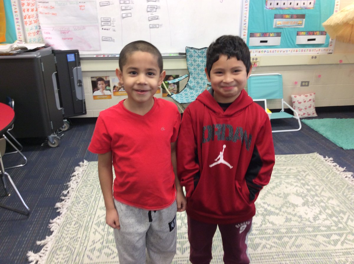 AshlineKelly's tweet photo. Kindergarteners and first graders on #twinday at Roy DeShane School! Students showed #spikestyle and earned this special day :) https://t.co/YYvRFbYdzk