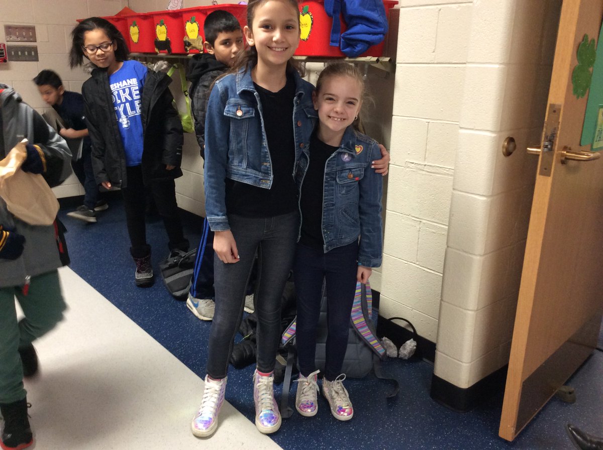 AshlineKelly's tweet photo. 2nd and 3rd grade students planned outfits for #twinday at Roy De Shane School! They show #spikestyle every day and were able to vote for this reward. https://t.co/DsLGsOT5rD