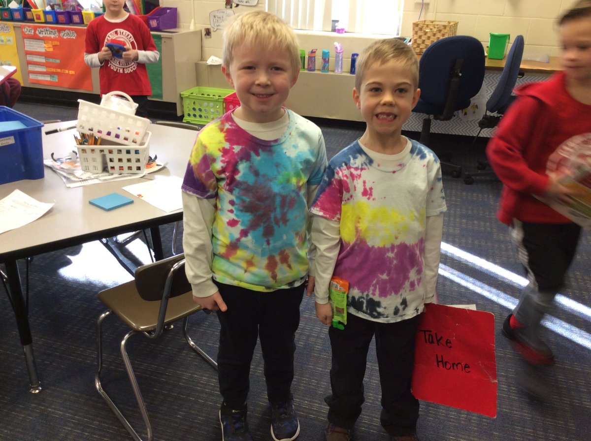 AshlineKelly's tweet photo. These kids dressed up for #twinday and the boys in the first picture even have the same name! #spikestyle for the win! https://t.co/dYBWbP4F03