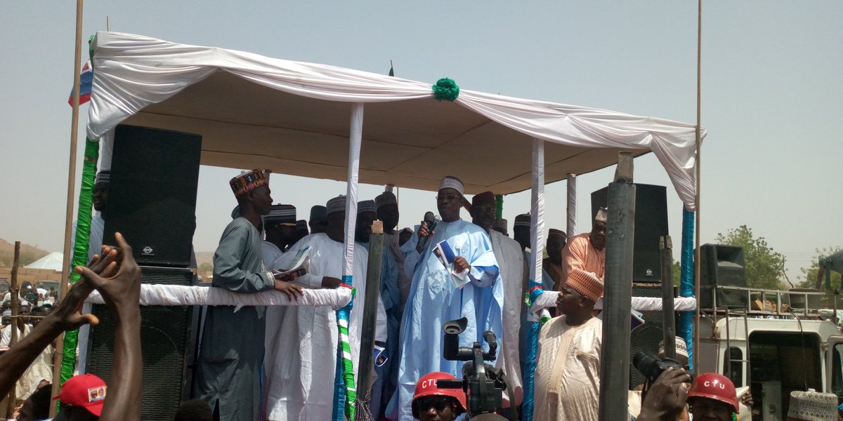 OmaleJohnAchimu's tweet photo. Zabebben Sanatan Yobe ta kudu (Zone B ), Alh.@ibrahimMbomai, yayi alkawari Samar wa matasa aikin yi, da kuma Sana'a, zai tallafa wa dalibai, ya kuma Samar da rayuwa mai inganci, wa jama'ar Zone B.
#UnityFirst
#BomaiYes
@Maimalabuni019
@AtiyayeAbdul
@APCNigeria
@BashirAhmaad https://t.co/wOhsnfoAxu