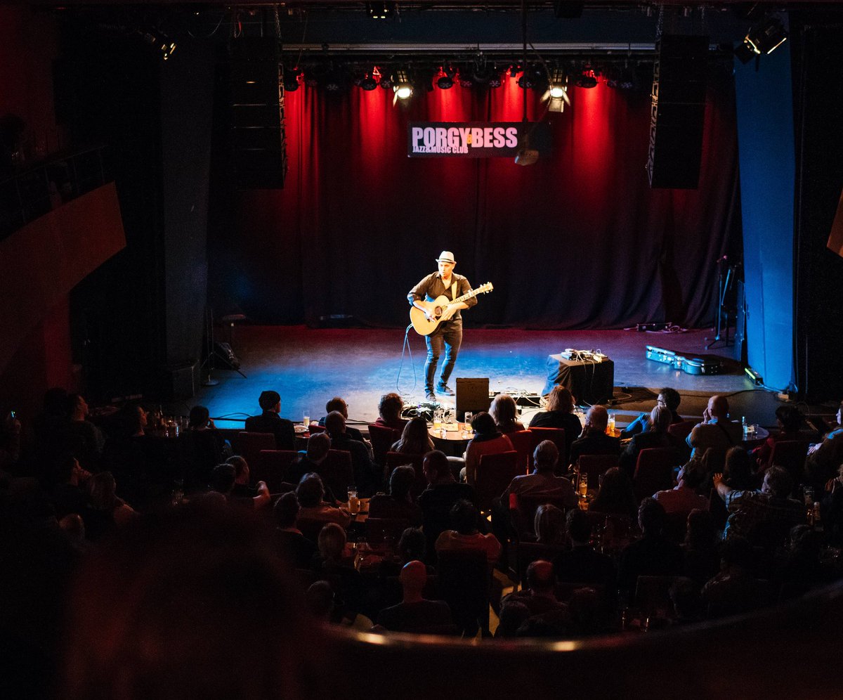 TomLumen's tweet image. #vienna #fingerstyle #festival ❤️🎸 photo by Lukas Bezila 🙏 #martinguitar