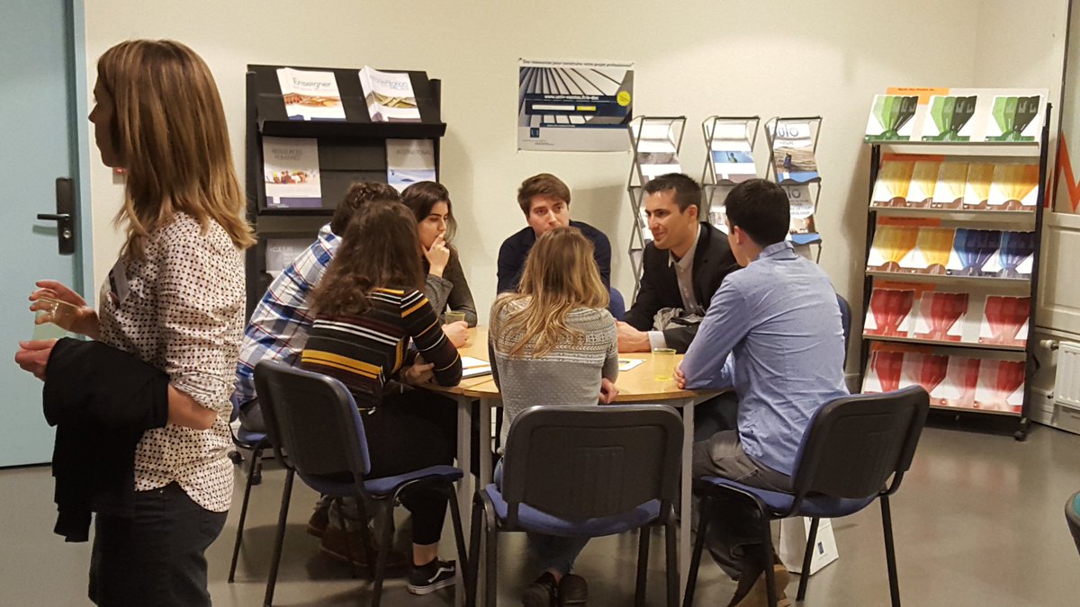IAEnantes's tweet photo. Le 2e #afterwork #AlaTableDesPros  réunit ce soir 5 #diplômés de l'#IAEnantes et une trentaine d'#etudiants. Désormais #professionnels des #metiers des #systemesinfo, les #pros répondent à toutes les questions de la #Future #Generation ! #beAlumni #orientation #FormerSansFormater https://t.co/XZR4AgEd36