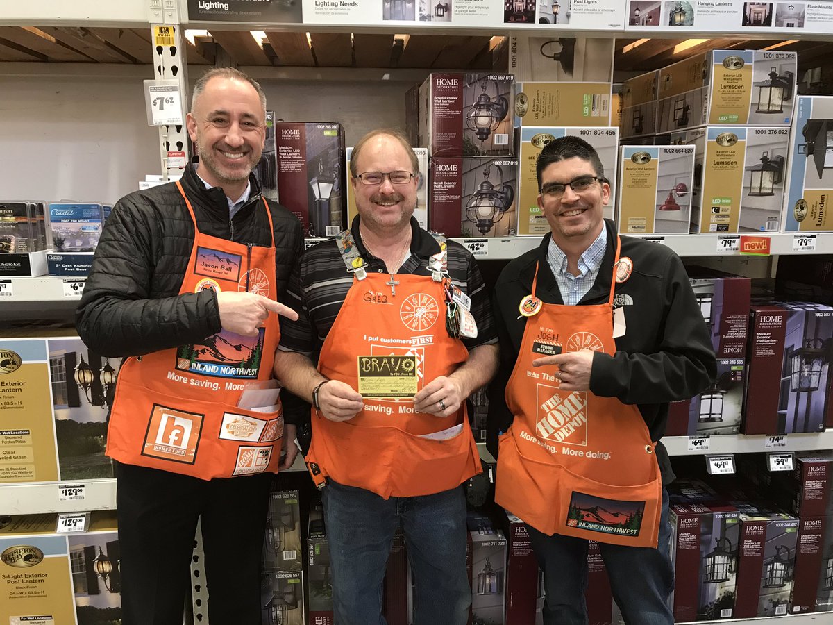 MikeCaplinger1's tweet photo. Greg getting well deserved safety Bravo from DM Jason! Thank you Greg for your dedication to safety! #safetyisachocie #virtualBRAVO @JasonBallDM198 @mbishop48 @1808Hd @DerekLarsenHD https://t.co/RhV29WJurL