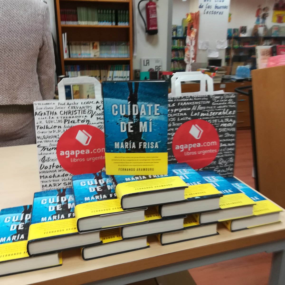 libreriaagapea's tweet photo. Encuentro con autores en @BibliotecasMlg del @culturamalaga con #mariafrisa
#LibreríaAgapea #libros https://t.co/bFUhFm75Jh