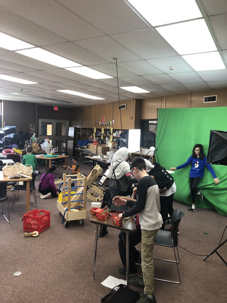 Lots going on with our 6th grade #jatechsperts - Mamet makes, Rigamajig, and Green Screen commercials. <a href="/D45Jackson/">Jackson Middle School</a>