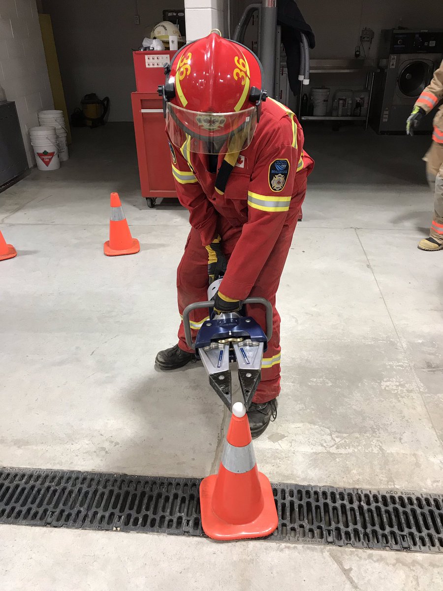 bracebridgefire's tweet photo. #Bracebridge firefighters honing their skills with rescue tools, forcing doors & improving customer service on CO calls #Proud of this team #TrainHardTrainOften https://t.co/8zNys06CFZ