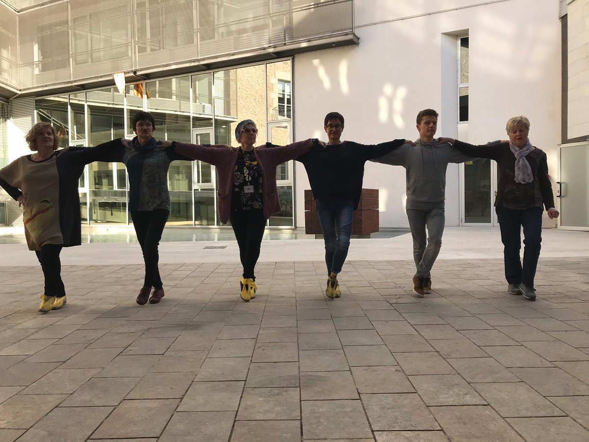 Gen_Talent's tweet photo. Una bona manera d'aprendre a ballar sardanes! Les nostres companyes Núria i Anna, amb la col·laboració d'en Cesc, alumne de cobla del Conservatori de Música de Girona, us esperen amb molt de ritme els dimarts a la tarda al #ptgeAristidesMaillol! #FemPinya #FemSalut #GirInnova https://t.co/XwhA2x1Puh