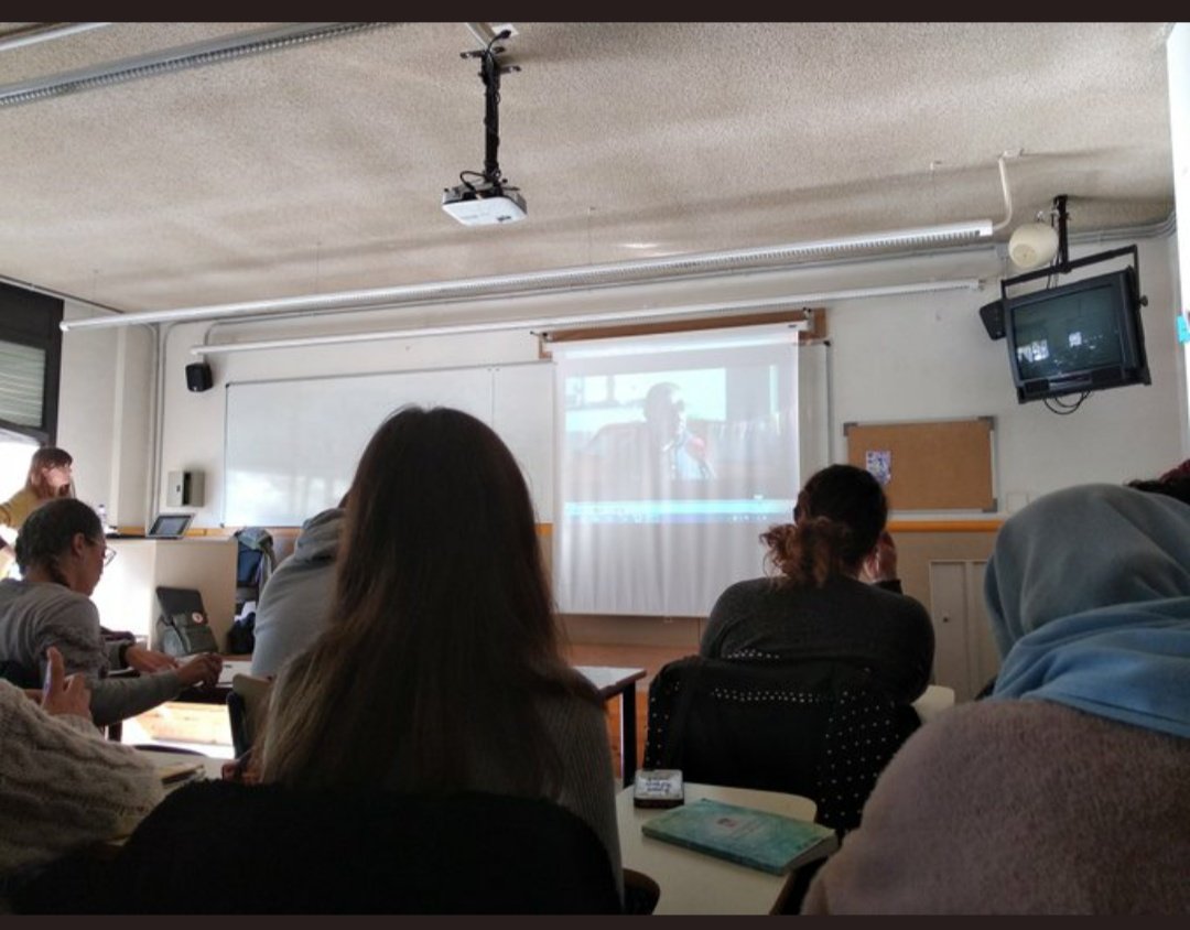 kimuratima's tweet photo. #ASC1_UB18 Aquest matí,hem tingut la sort de poder escoltar les experiències i vivèncoes de Radio Gaga. https://t.co/5jX6W3Lxqr