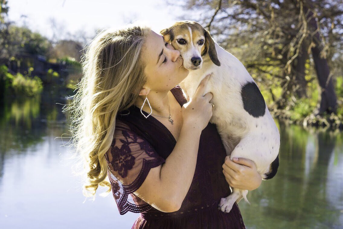 PSA: Dogs at your grad shoot are encouraged and always more fun! 🐶💕

#TXST21 #txst19 #TXST23
