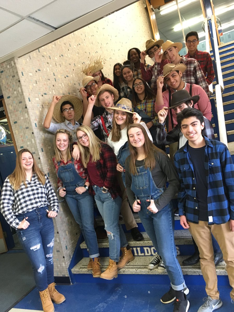 MerSilverman's tweet photo. Students dressed for Huck Finn. This is APLAC! ⁦@timotheus78⁩ ⁦@jercook73⁩ ⁦@Adriana_S0t0⁩ ⁦@juhrik1⁩ #thewheelingway #yeehaw https://t.co/WaKCeNKOYg