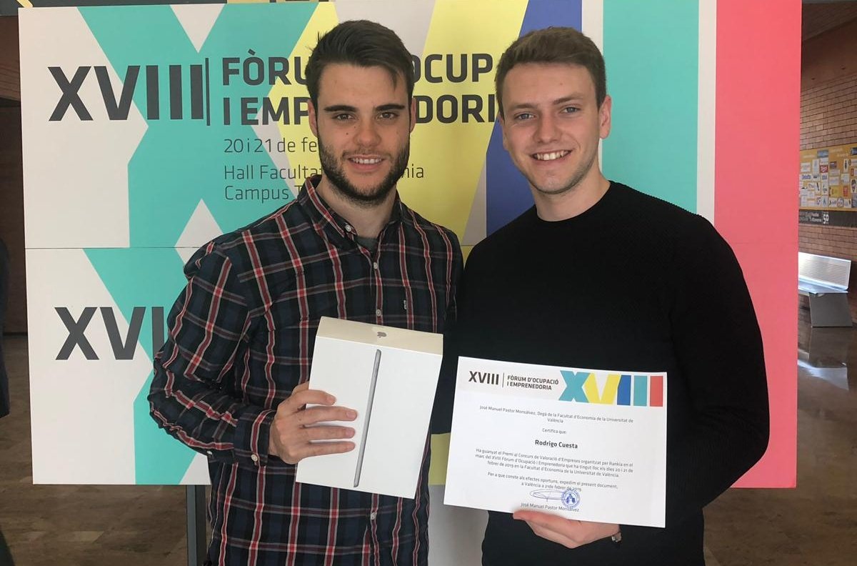 UVinvest_'s tweet photo. @teruelborja y @rodrigovlc97 recogiendo el premio 😎👏🎉 https://t.co/OmHJ2tjaUx