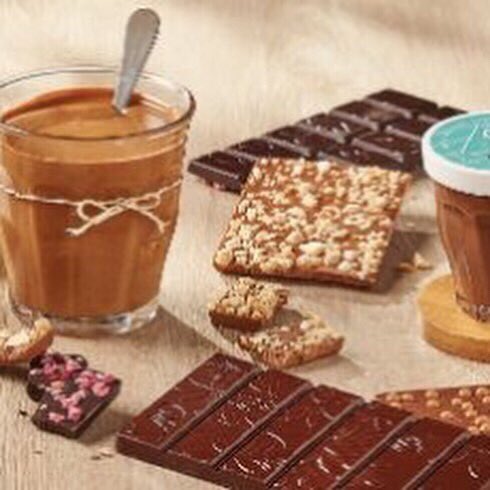 HumaPharma's tweet photo. Huma Pharma vous propose comme chaque année sa vente de chocolats 🍫 qui permettra de financer nos missions de solidarité internationale en Afrique 😍Rdv vite au local pour prendre un catalogue ou commandez directement sur https://t.co/77dRrkPggy , code accès : j027315f93 https://t.co/kOolF1tLKK