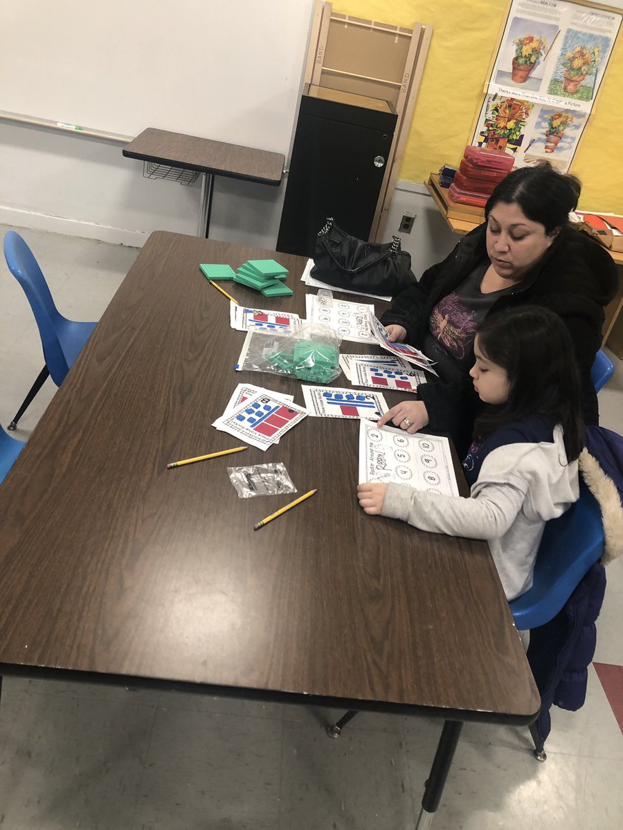 MissQuaglia's tweet image. Family math workshop working on place value! Our favorite was the trash can game 🗑 🎲 #HazletProud #familyworkshop #futurereadynj @SchwarzHeather @MRSroadrunners