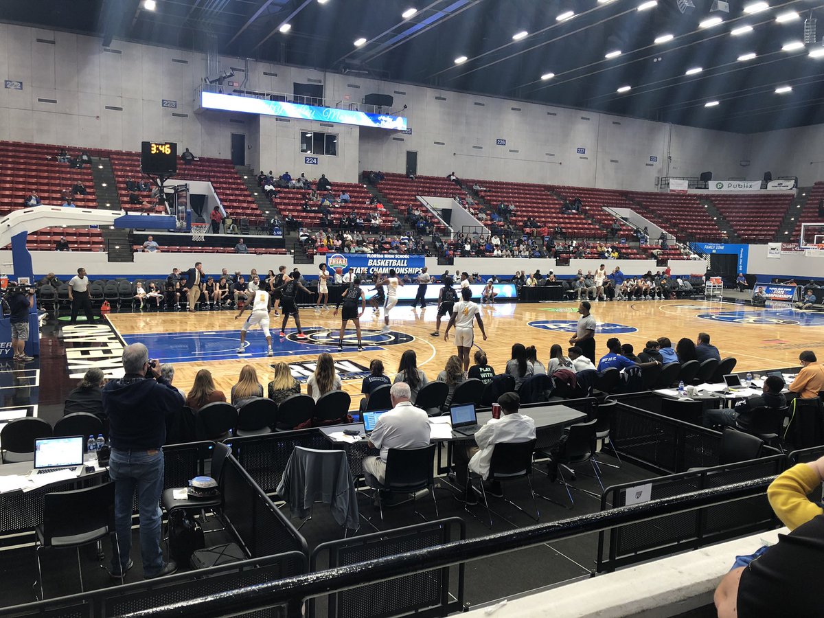 Kolbgotti's tweet image. #FHSSA Basketball state finals ! Orlando Christian Prep vs St John Paul II 

39-36 

5 mins left JP II up