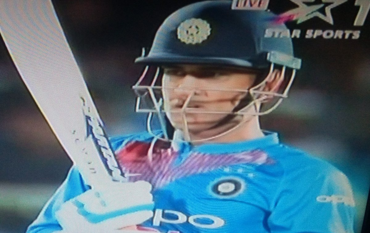 Pankajkrmishra4's tweet photo. Puri Indian team hai bandhe ke samne Rohit Virat ke baju se gaya lekin mohabbat sirf mahi se hai ๐๐โค๏ธ
Cricket is a religion Msdhoni is our god ๐โค๏ธ #MSDhoni #MSD
What a fan and what a Man๐ฎ๐ณ #Respect ๐ฎ๐ณ#captainkool https://t.co/CU1uCuHQi4
