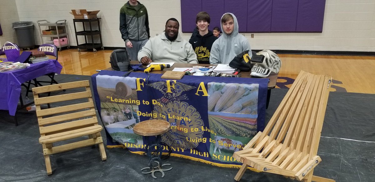 Coachb02que's tweet photo. Enjoyed MCHS 2019 Incoming Freshman Showcase with some of my current students-athletes, looking forward to working with 
C/O 2023!!!! #AllmeansALLMCSS #AgTeacherLife #CareerTech #FFA https://t.co/cwUGhmFcZp