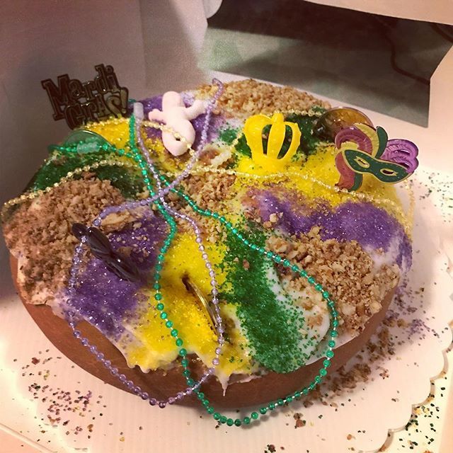 shesgotknoxy's tweet photo. Happy #mardigras! We got an awesome King Cake from @vgsbakery 🎉
#kingcake #knoxville #knoxify #knoxrocks #scruffycity #865life #knoxvilleweekend #knoxvillelife #igknoxville #knoxvilleeats #celebr865 #shoplocalknoxville #knoxvilleevents #fattuesday https://t.co/0XzNa4daOX https://t.co/jPQWdWKDWL