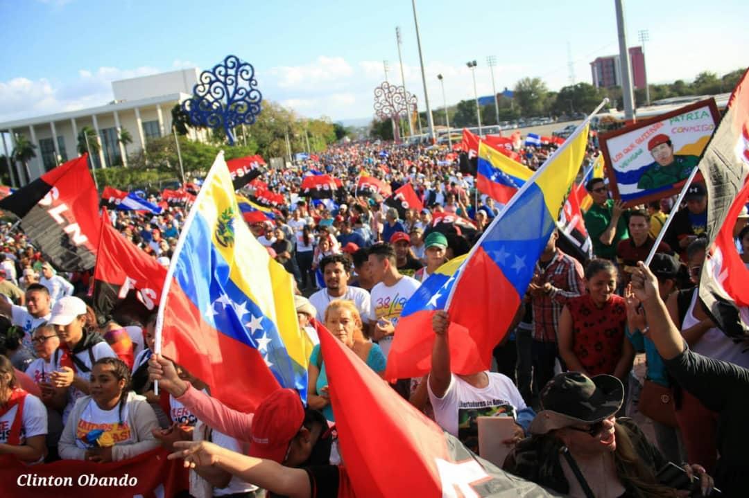 RanderPena's tweet photo. IMPRESIONANTE la movilización del Pueblo Nicaragüense que salió a la Av. Bolívar a Chávez en Managua para rendir homenaje al Cmdte. Chávez, gracias por tanto amor que nos reafirman hermanos(as) de la Patria Grande. Nosotros Venceremos! #6AñosDeAmorYLealtad @NicolasMaduro https://t.co/uZbNOx1RFr