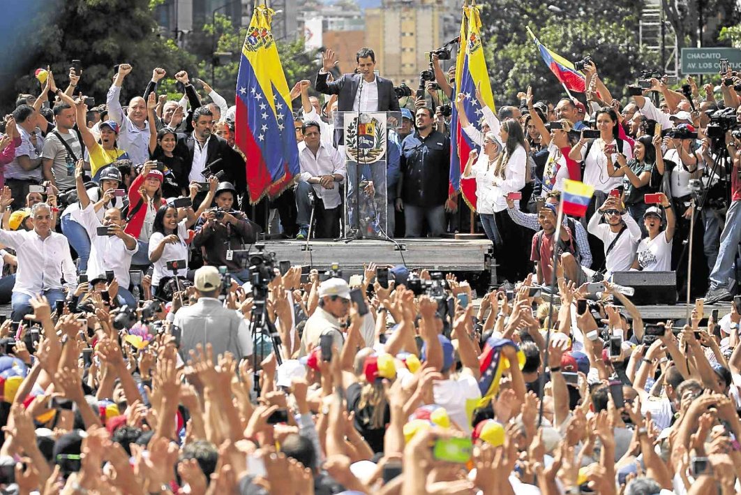 DolarToday's tweet image. Guaidó anda libre recorriendo las calles de Venezuela mientras el títere de Cuba se encierra rodeado de escoltas. ¿Quién está preso?