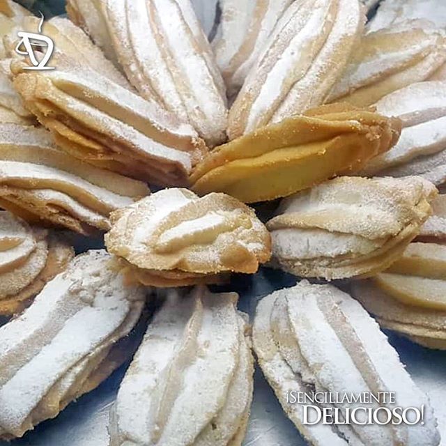 DangelosCafe's tweet photo. Dulce perfección, en D'angelos Café ☕ creamos deliciosas obras de arte para consentir tu paladar ¡Para acompañarlo con tu bebida favorita!

#CarnavalDeSabor #SencillamenteDelicioso #dulces #pastelería #galletas #postres #bocadillos #pasapalos #Puerto… https://t.co/PzXbSNBrbV https://t.co/Uno6iKU6EJ
