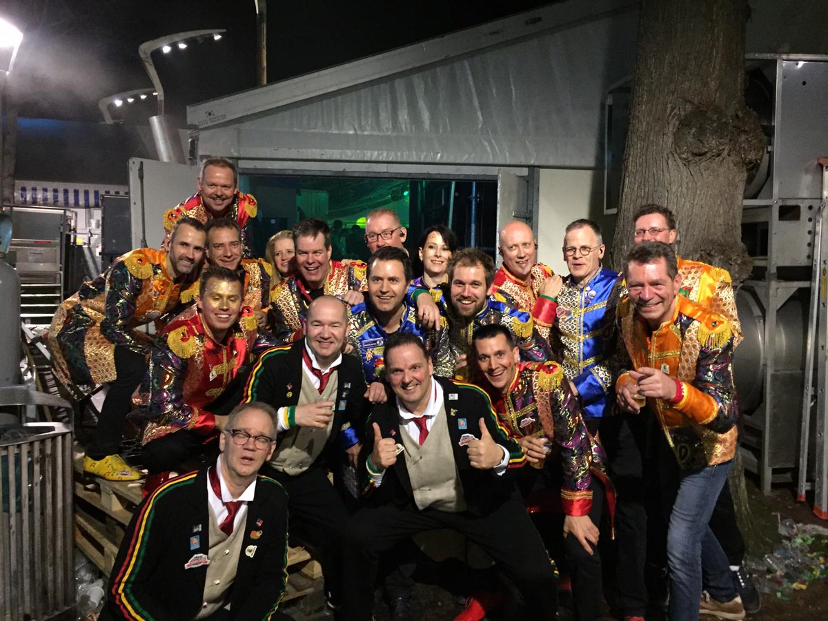 Maximaal genieten!! Samen met <a href="/de_toddezek/">toddezek</a> de tent bij <a href="/Hulsmanvenray/">Hulsman</a> volledig op zijn kop gezet! <a href="/depielhaas/">De Pielhaas</a> <a href="/L11Alaaf/">L11 Alaaf</a> <a href="/marlstonemusic/">marlstonemusic</a>