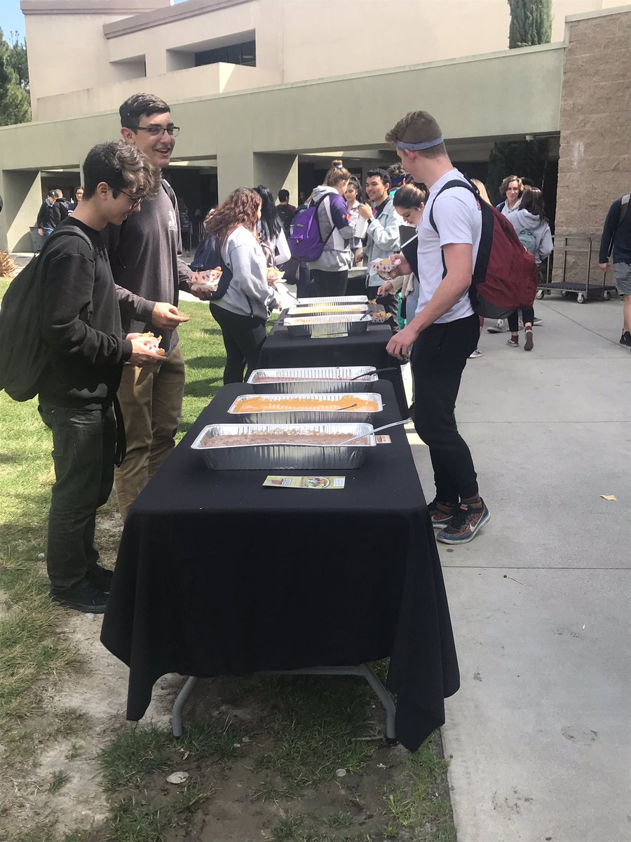 CUSD_Migge's tweet image. Senior love during clash of the classes!  Thanks for treating Tesoro, Seniors! #clashoftheclasses @officialtesorohs @tesoro2019