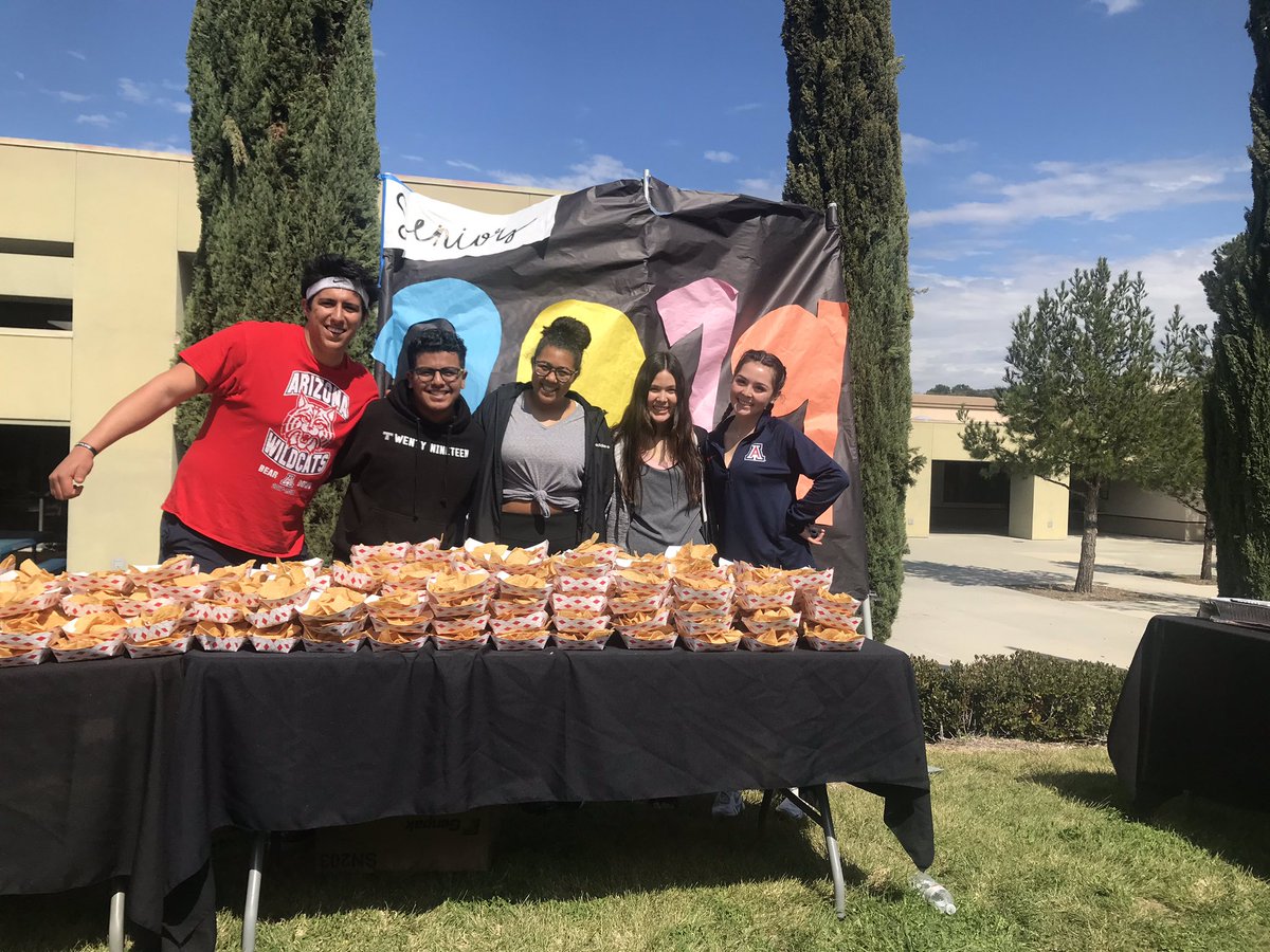 CUSD_Migge's tweet image. Senior love during clash of the classes!  Thanks for treating Tesoro, Seniors! #clashoftheclasses @officialtesorohs @tesoro2019