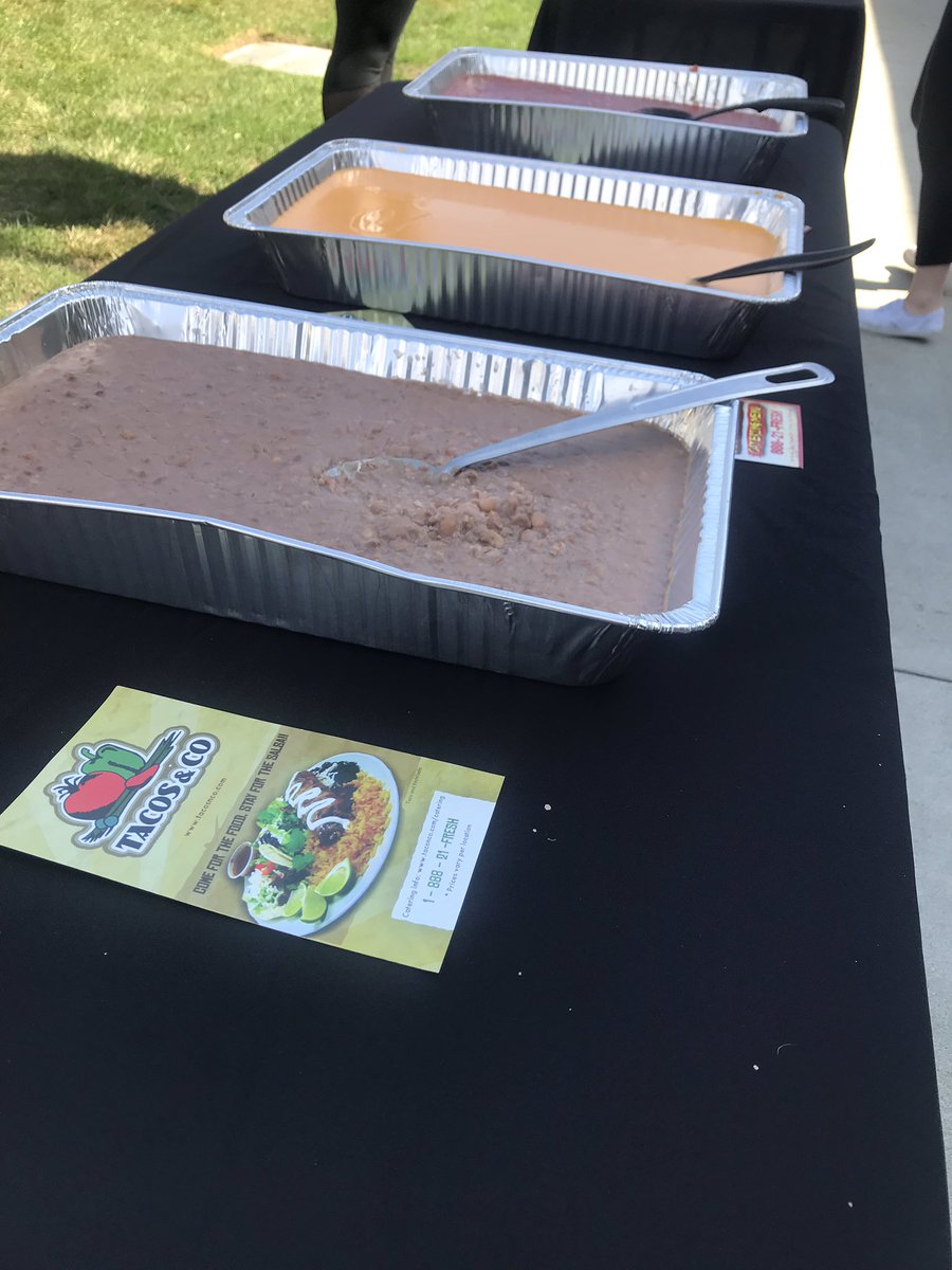 CUSD_Migge's tweet image. Senior love during clash of the classes!  Thanks for treating Tesoro, Seniors! #clashoftheclasses @officialtesorohs @tesoro2019