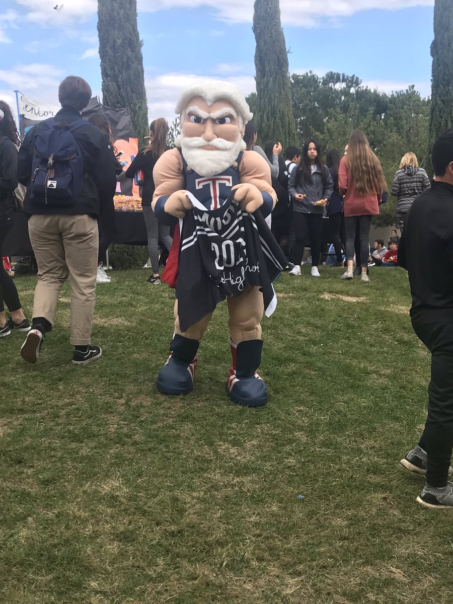 CUSD_Migge's tweet image. Senior love during clash of the classes!  Thanks for treating Tesoro, Seniors! #clashoftheclasses @officialtesorohs @tesoro2019