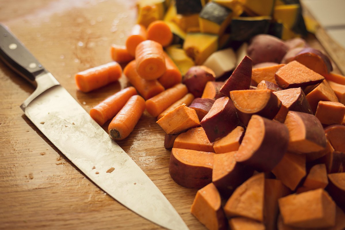 CanadianOpto's tweet photo. Include some healthy eye foods in your diet. Think orange! Carrots, yams and sweet potato are packed with beta-carotene, an antioxidant that can help reduce the risk of #maculardegeneration and #cataracts.
https://t.co/9dRnrFsL1M #eyefood #GetEyeWise #nationalnutritionmonth https://t.co/wxqZ9Jk85Z