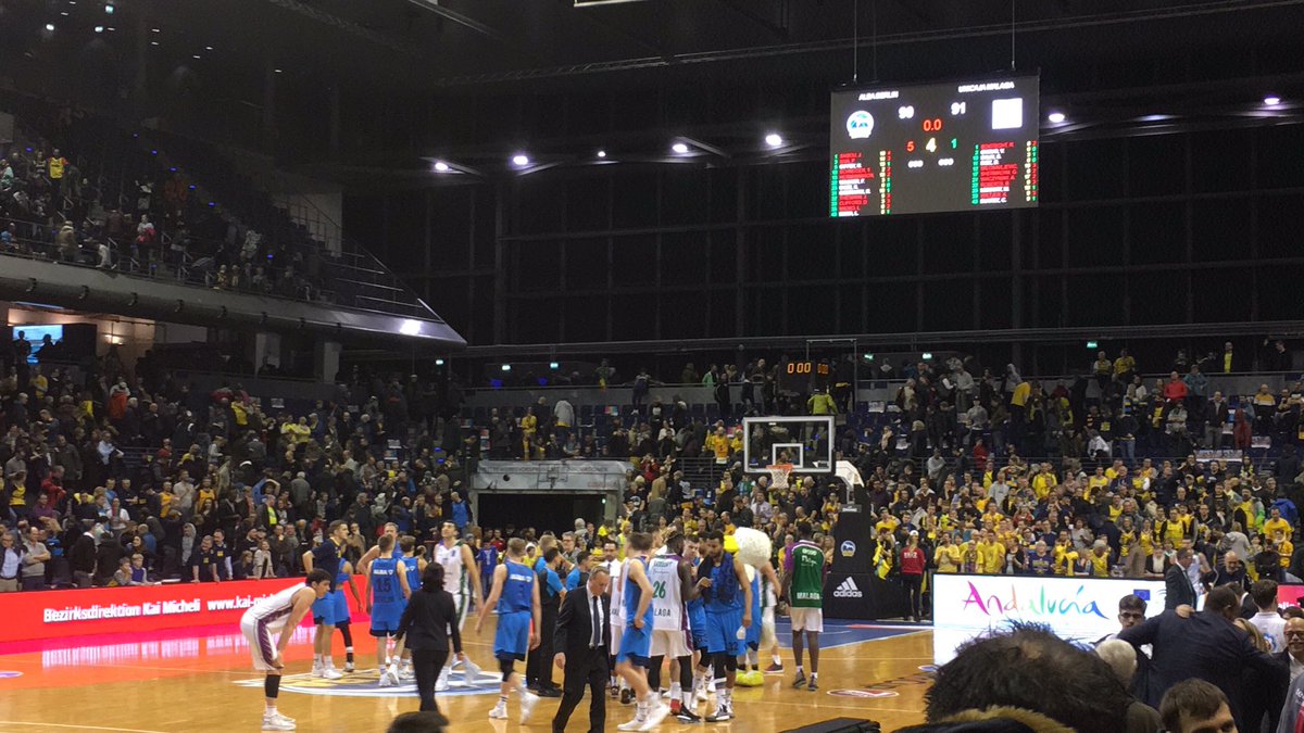 FrSchneiderlein's tweet image. ... leider wieder so knapp verloren, unsere Jungs von @albaberlin ... trotz #bombenstimmung in der #maxschmelinghalle bitte #denkopfnichthängenlassen jetzt 💙💛🏀💪🏻 #YouCanDoIt #MitLeibUndSeele