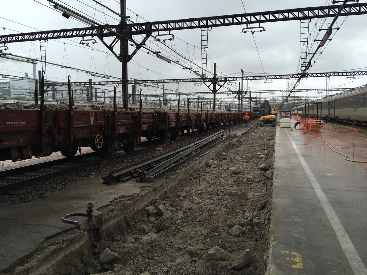 AntoinePpt's tweet photo. Renouvellement de la V8 de Masséna: démolition terminée. Place à l’évacuation des gravats. 👍 https://t.co/3x55cAs7XL