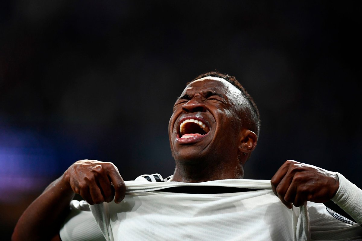 Vinícius se lamenta tras su lesión.