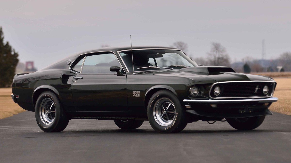 dailymustangs's tweet photo. RT if you love classic Mustangs! 👌😍 https://t.co/JQwwZp8vhp